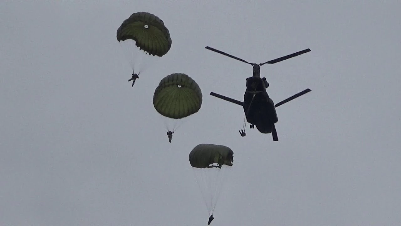 Σε επιφυλακή τέθηκαν πολλές μονάδες των ΕΔ: Μαζικές ρίψεις αλεξιπτωτιστών από Σινούκ – Βίντεο
